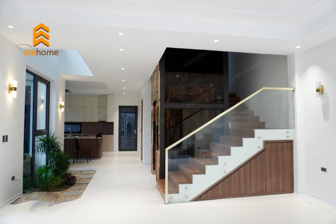 Thang máy kính nhà ống hiện đại, dài và hẹp: Giải pháp kiến tạo không gian sống 2026 thang may kinh mau luxury 2