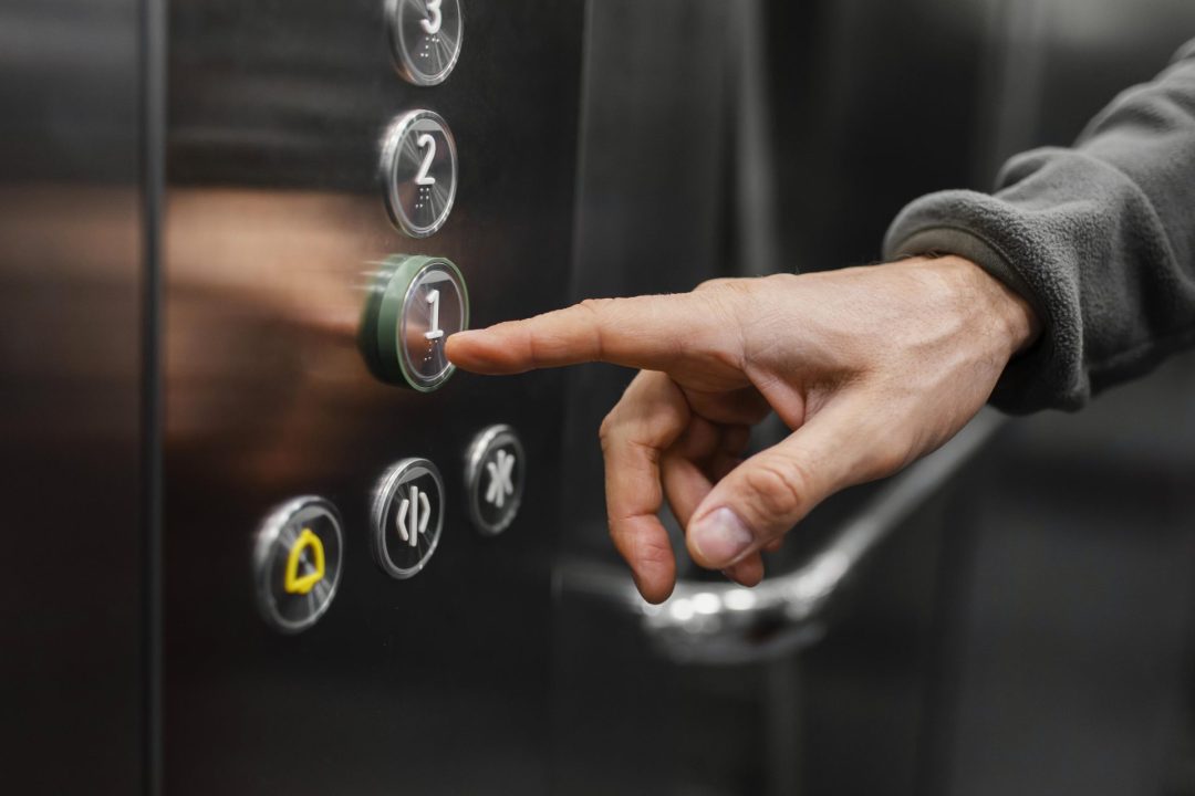 Cách sử dụng thang máy, thang máy gia đình delivery man with package elevator close up